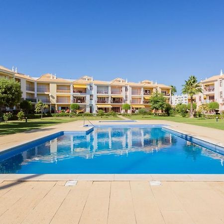 קווארטיירה Serene Apartment W/ Balcony And Pool By Lovelystay מראה חיצוני תמונה